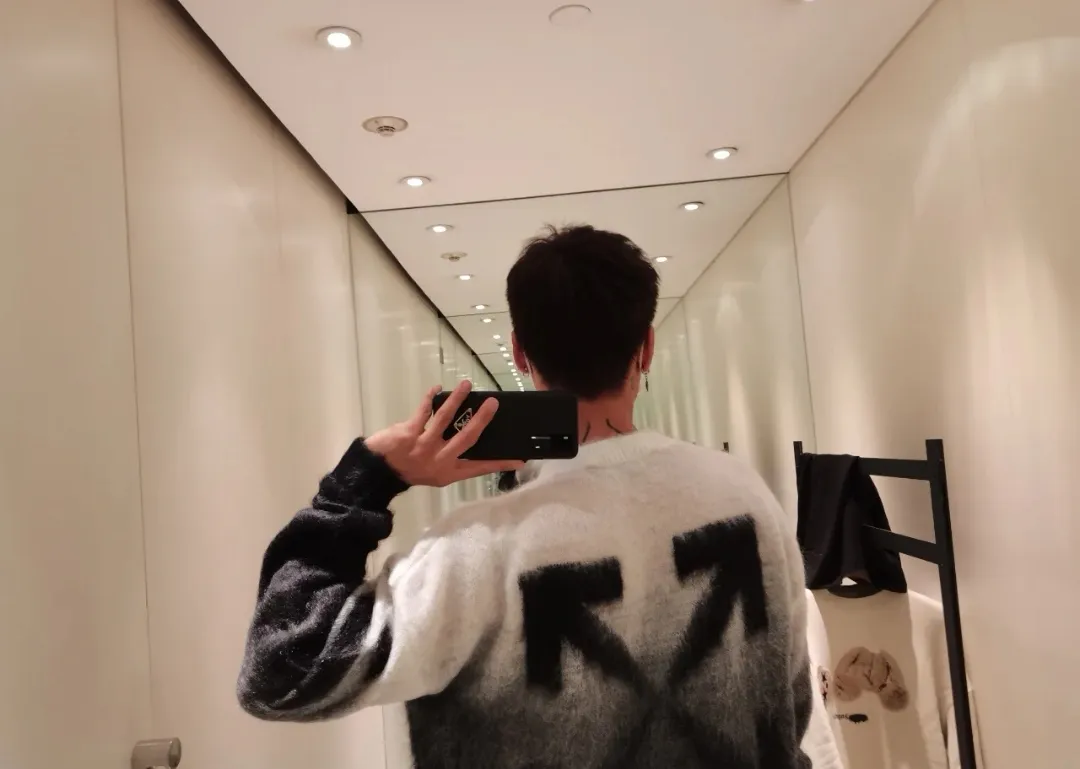 ♻️💯Reference model picture for the upper body❤️New top tested version OFFWHITE (OW) Gradient Mohair Striped Arrow Sweater Hoodie Gradient Rendering Arrow Couple Sweater Mohair sweater ow family will release every year🛒 The same style and ever-changing colors, really no girl does not love it, it is super suitable for wearing under a down jacket in winter, and will not be bloated! If the lower body is missing, their favorite os version🙋🏻‍♀️ intuitively adds natural softness and fairy beauty effect, which is the best choice! The upper body is lightweight and does not weigh down the body while keeping warm. The sleeves and the gradient arrow parts on the back are repeatedly patterned until the gradient level is satisfied before large-scale products are released. The craftsmanship is extremely demanding. Each sweater is woolen at least ten times to give it a plush, thick feel and good fluffiness! ✅ Fabric composition: 50% mohair 32 spandex 18% wool, three-level anti-pilling Color: black and white gradient Sizes Mohair is lighter and softer, so be careful not to machine wash it, not machine washable! ! emphasize! !  ⚠️Hand wash with warm water and cold water P:440